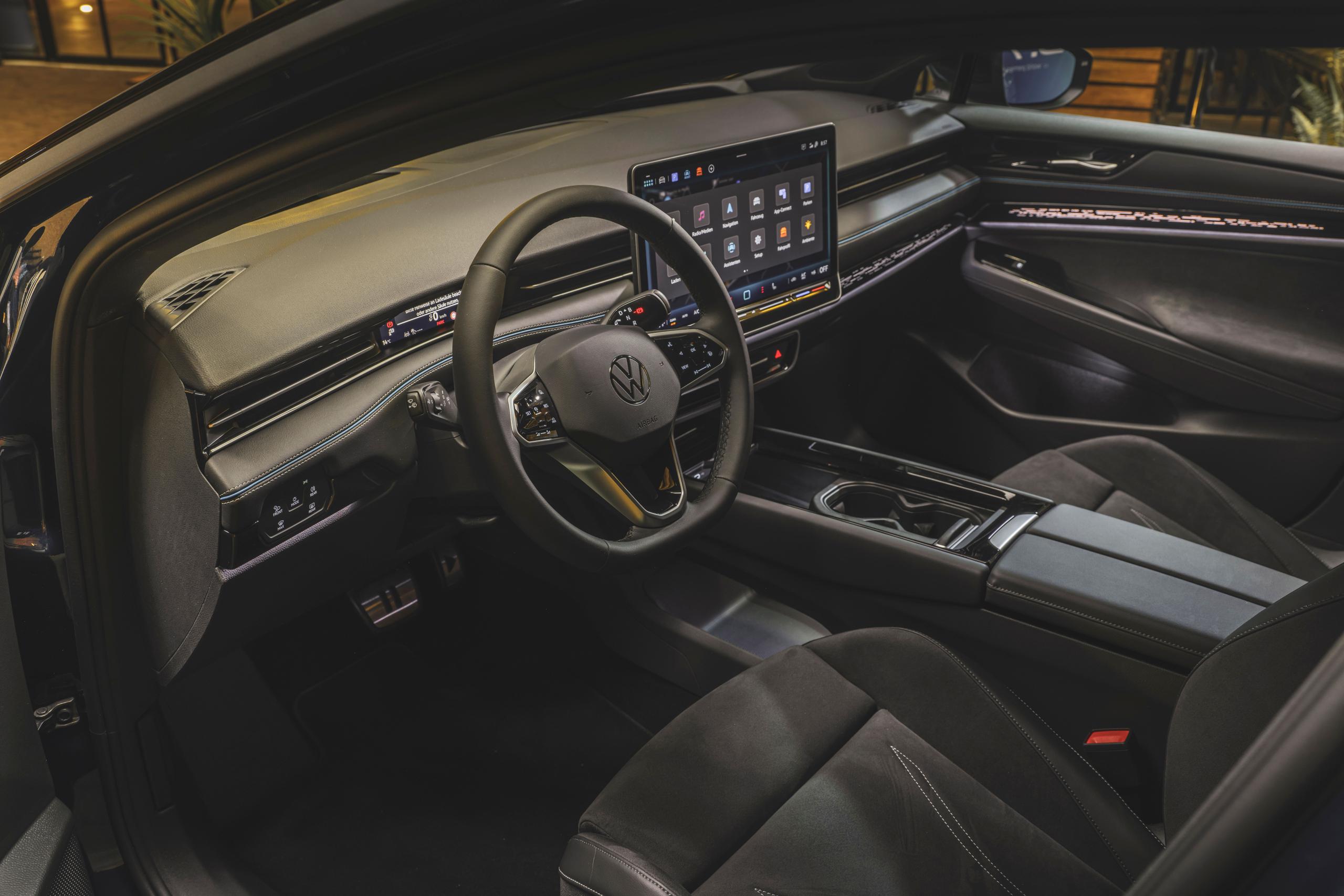Interior view of the new Volkswagen ID.7, close-up of front passenger seats, steering wheel and central console.