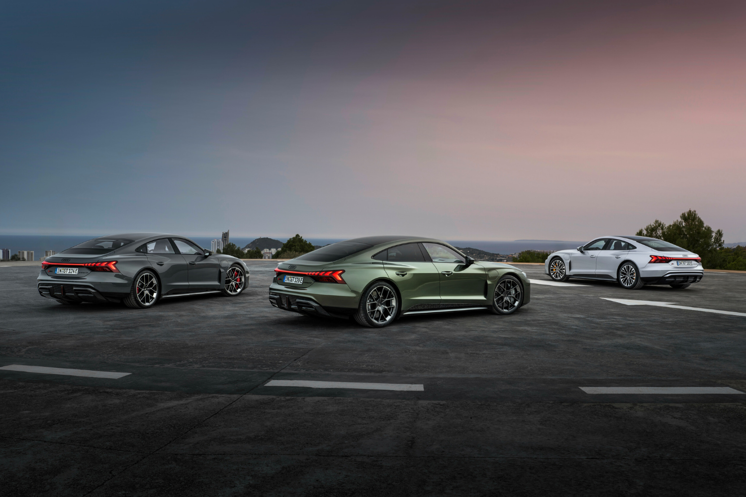 Rear end view of the Audi S e-tron GT, Audi RS e-tron GT and the Audi RS e-tron GT Performance.
