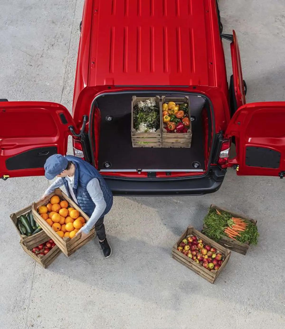 Citroen Berlingo with the rear door opened with fruits