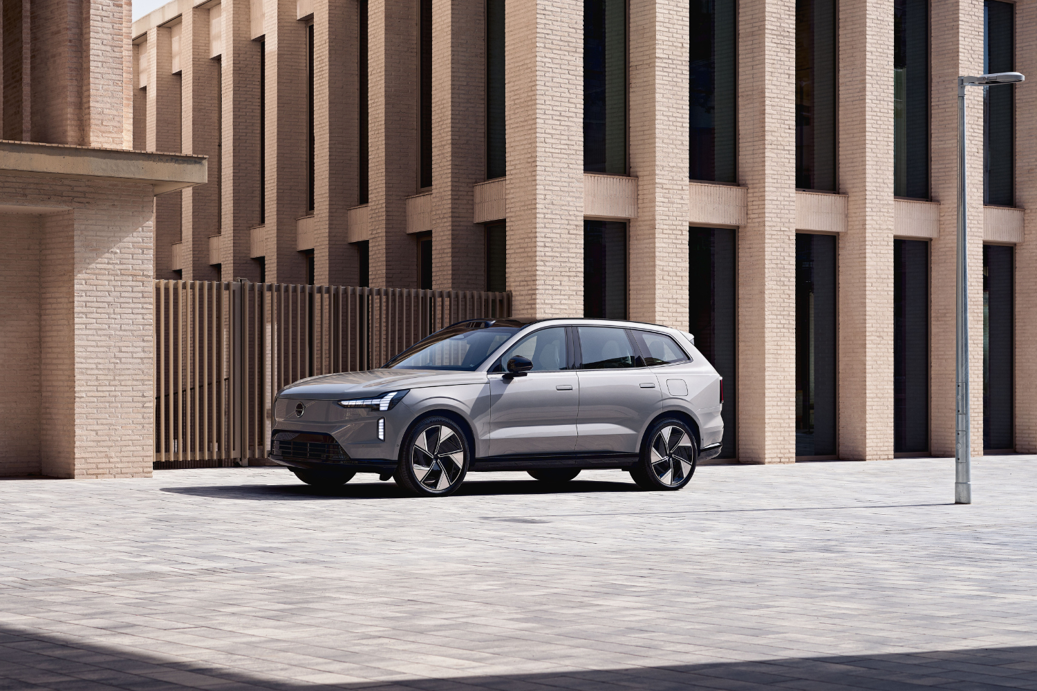 Volvo EX90 SUV lifestyle photo sideview