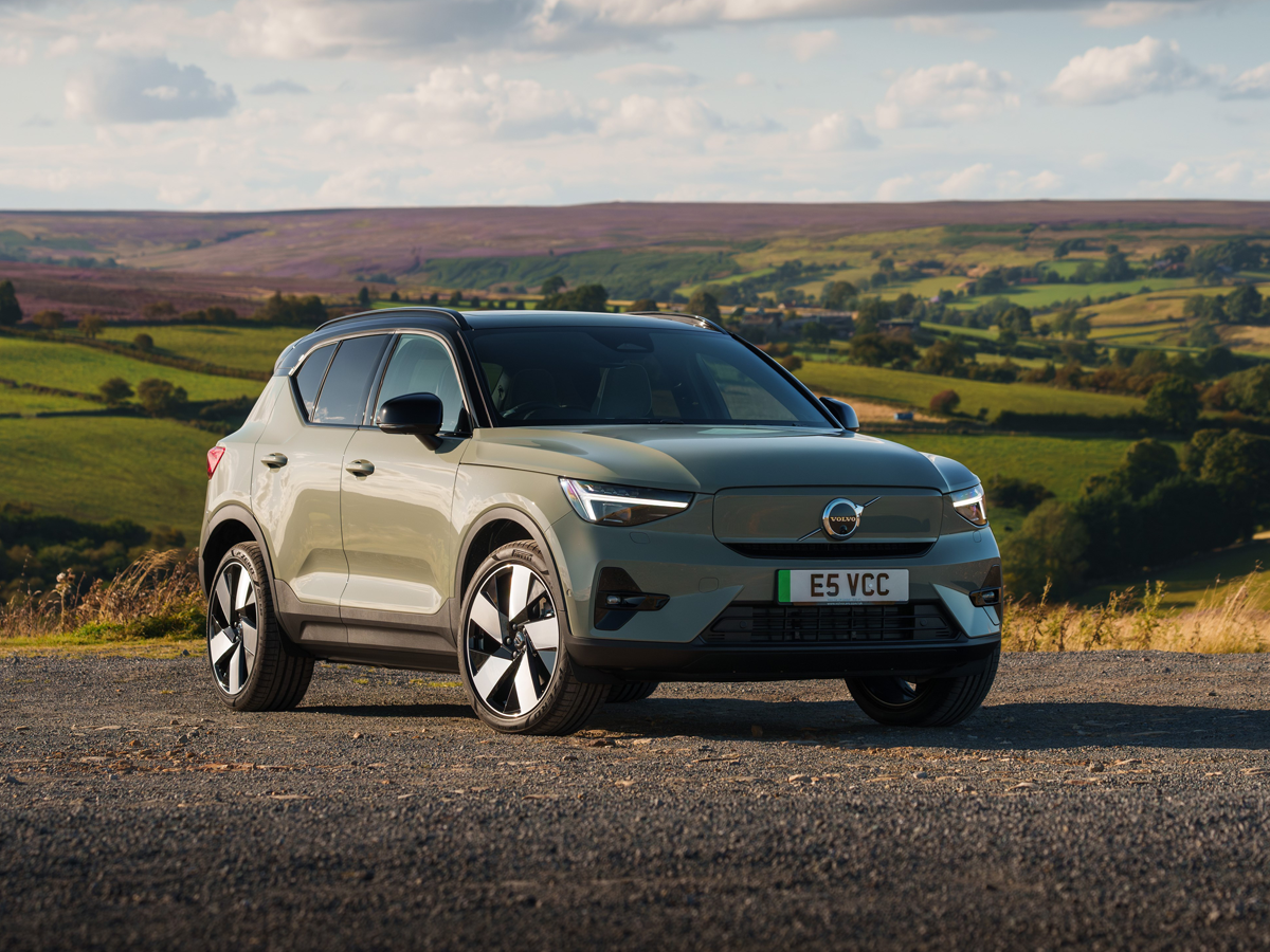 Volvo EX40 Crowned Mid-Sized SUV Of The Year
