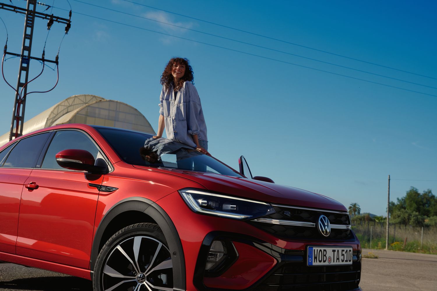 Rear and side view of the new Volkswagen Taigo in red