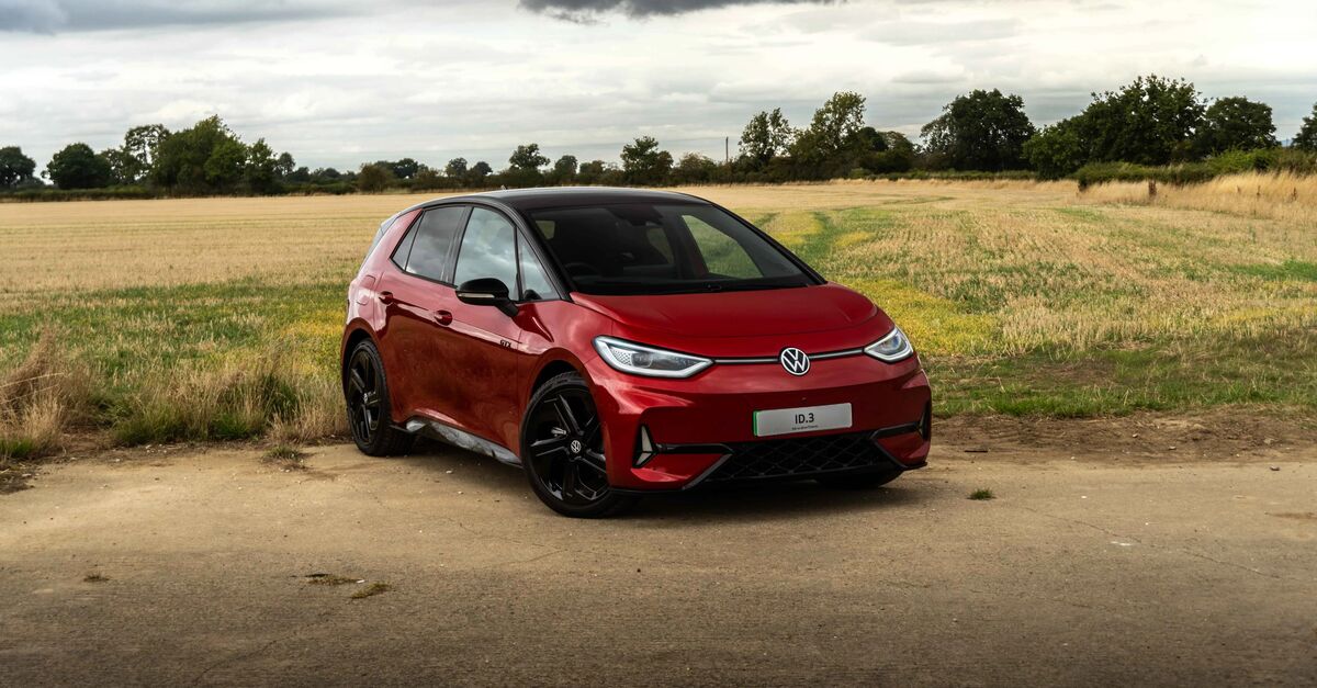 Volkswagen ID.3 GTX diparkir di depan lapangan pada sudut samping
