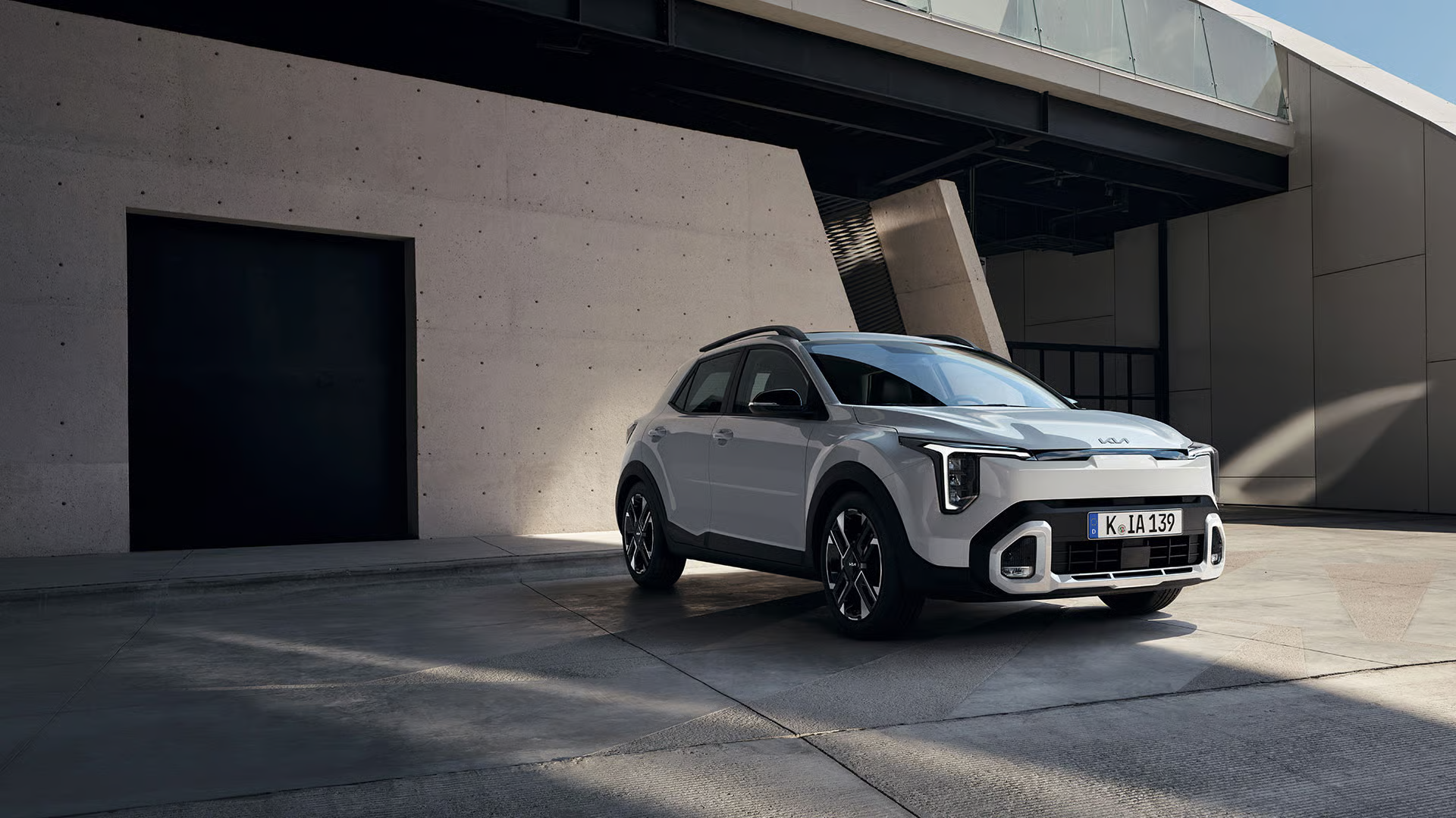white kia stonic