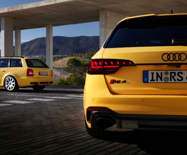 Rear end of the Audi RS4 Avant edition 25 years and the original Audi RS4 in yellow.