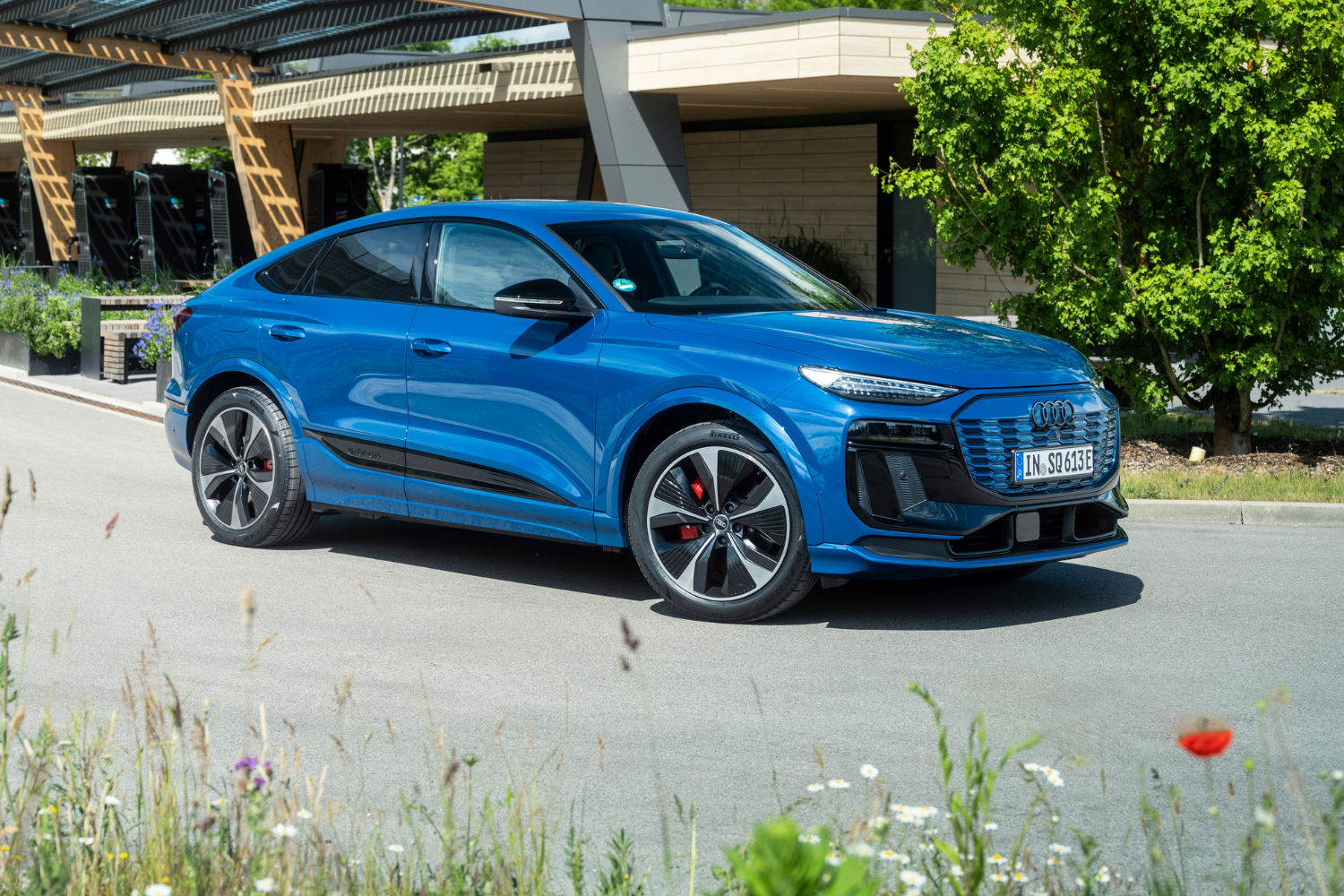 The new Audi SQ6 Sportback e-tron in Ascari blue metallic.