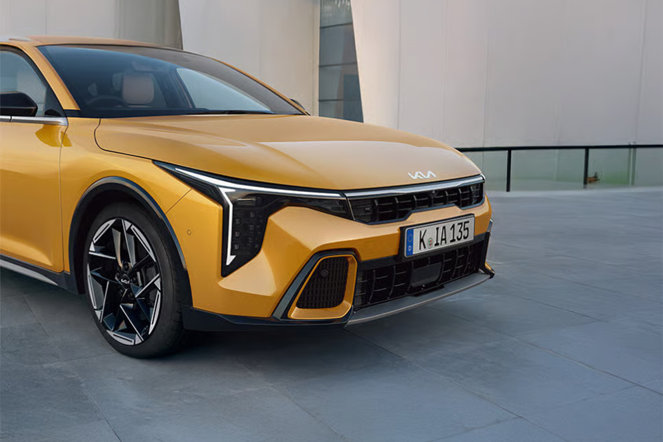 yellow kia k4