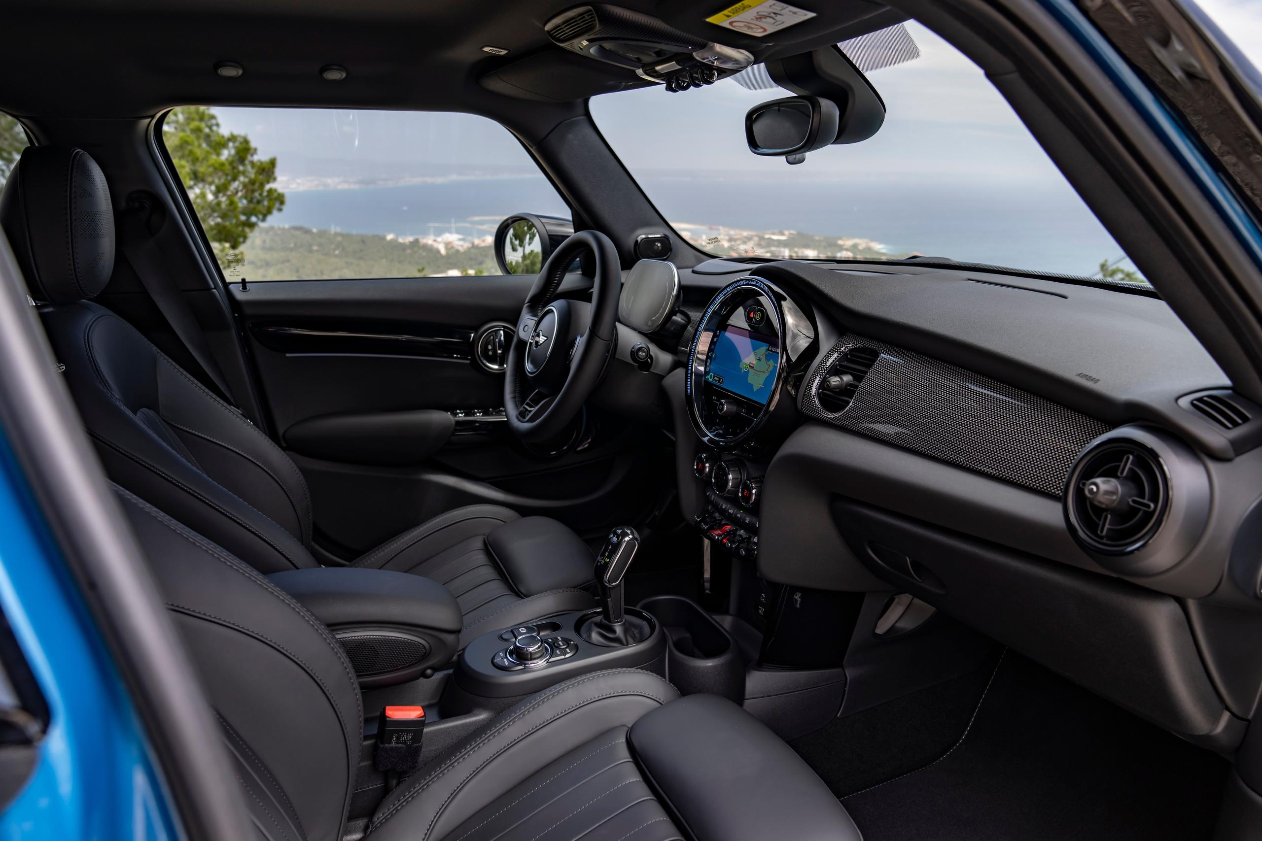 Interior view of the new MINI 5-Door Hatchback in blue, close-up of front passenger seats and centre console