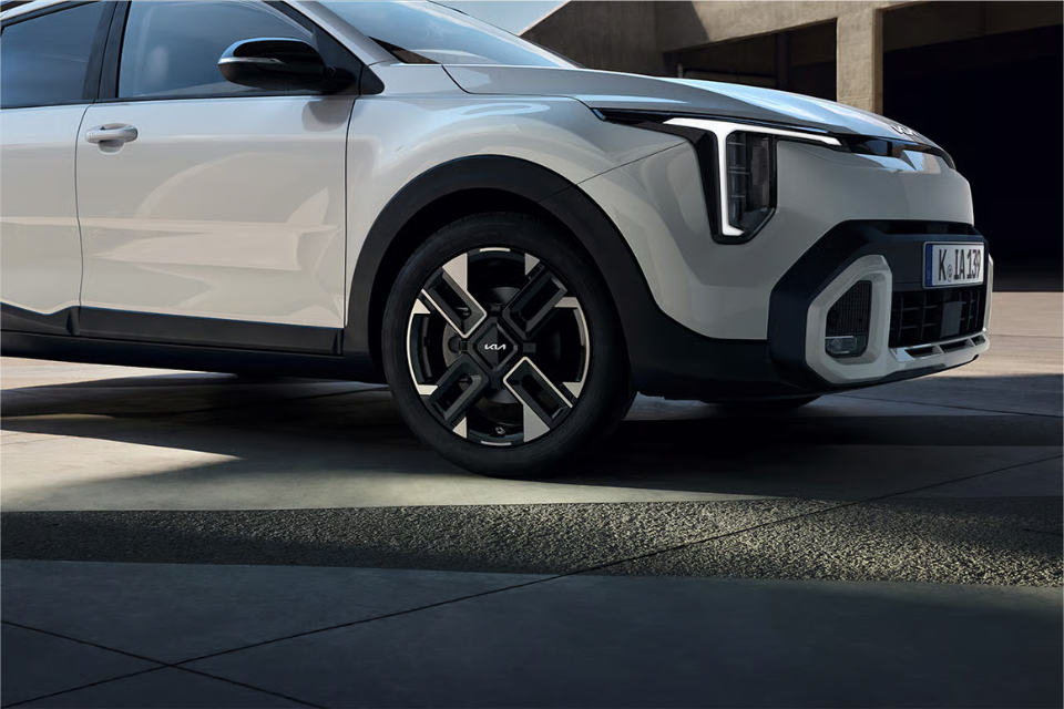 front side view of white kia stonic