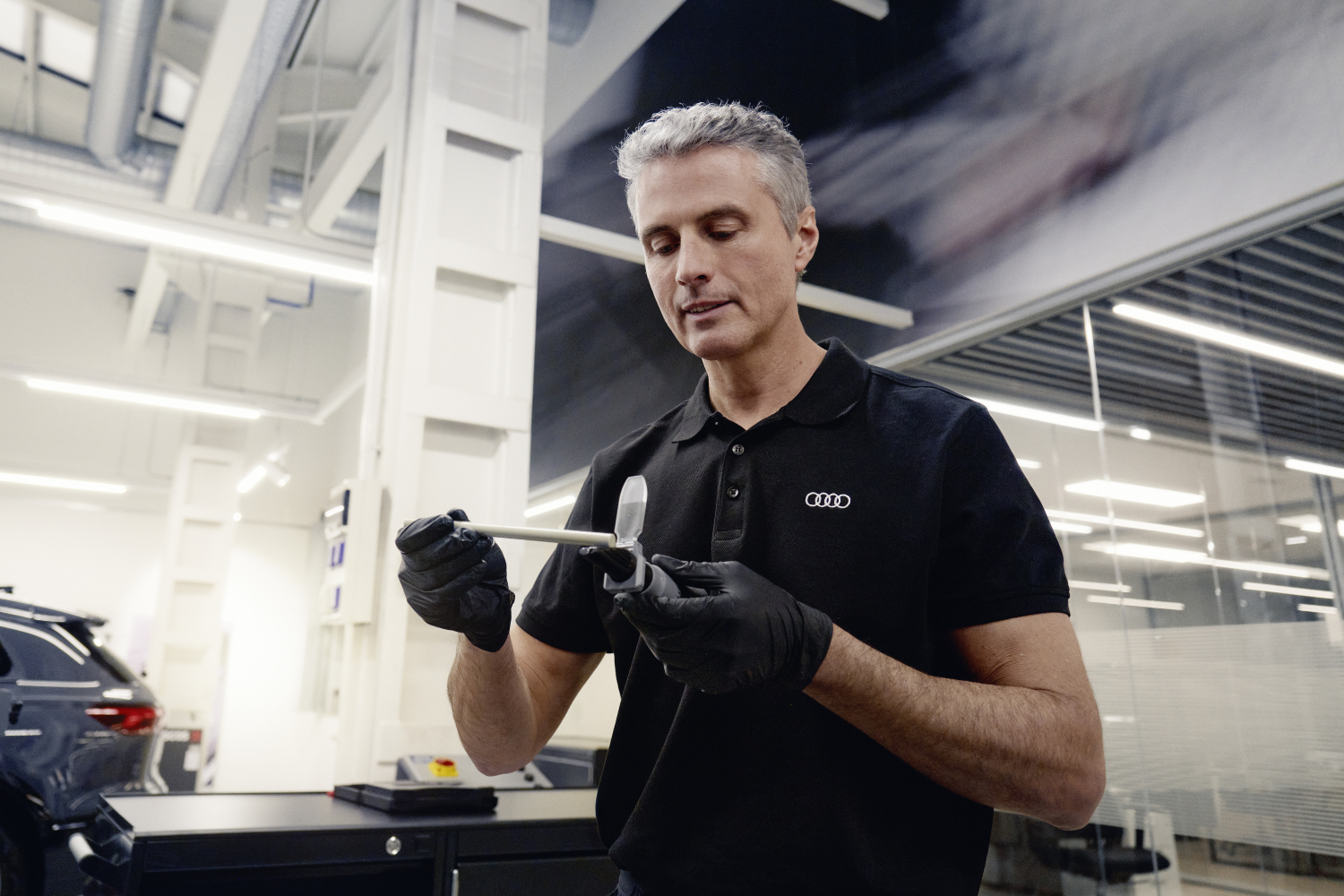 Approved used Audi servicing mechanic