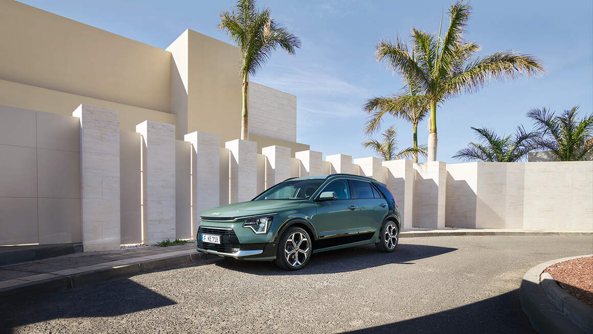 Kia Niro Review & Ultimate Buyer's Guide - From Price, Warranty, Insurance, Models, Range & More
