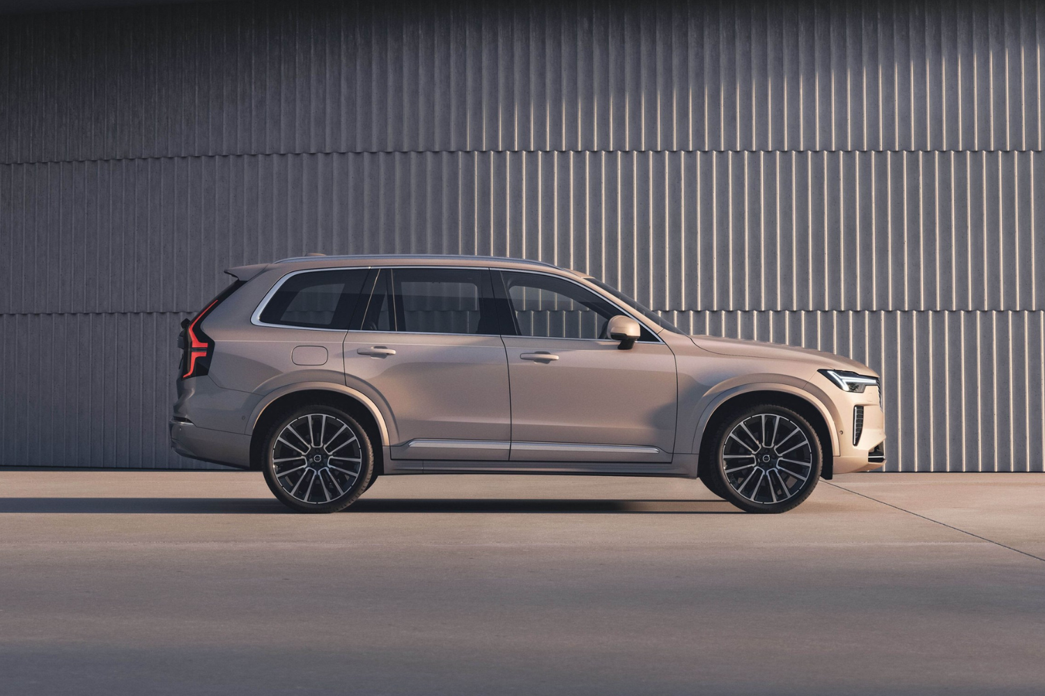 Side view of the new Volvo XC90.