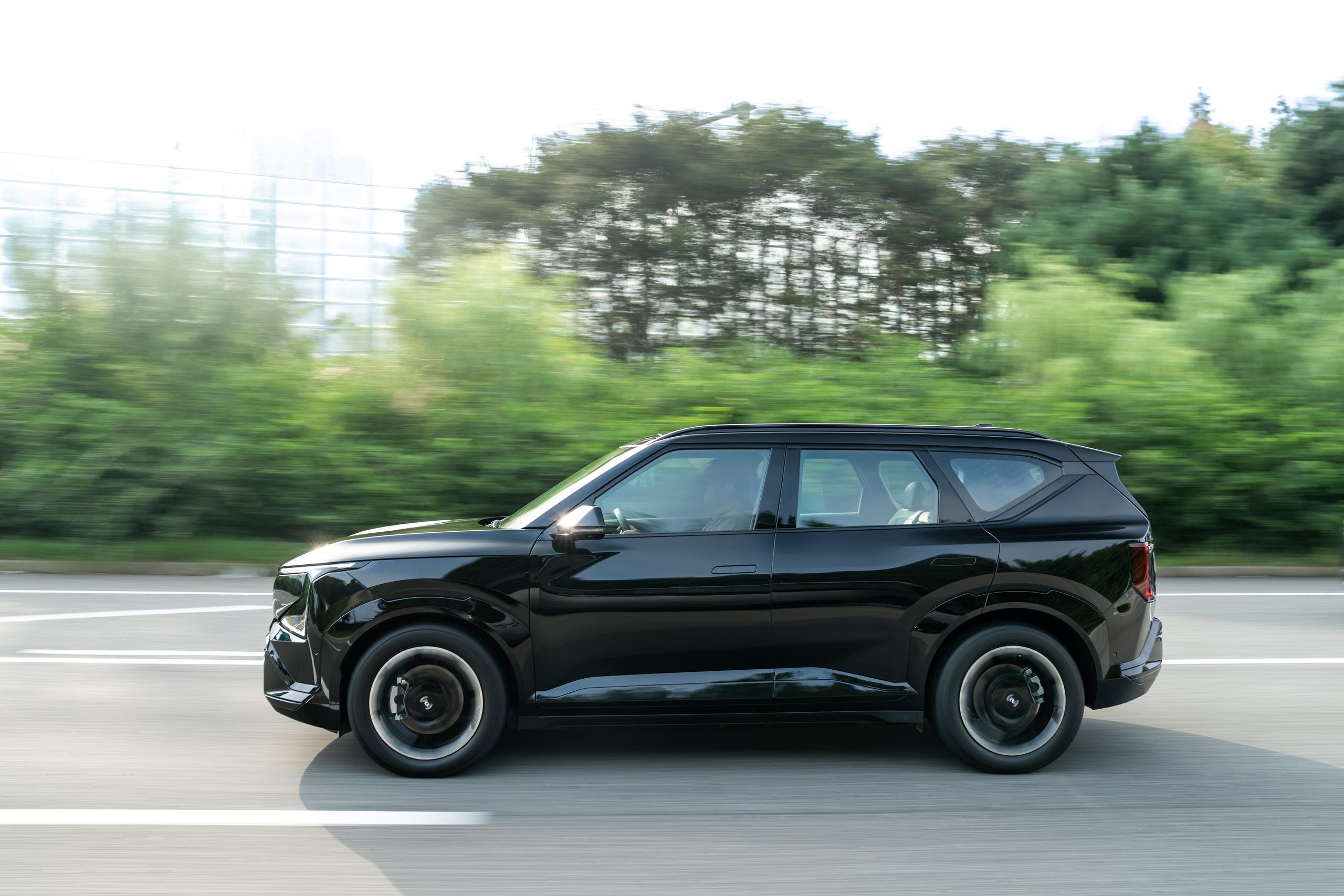 Sideview KIA EV5 on the motorway