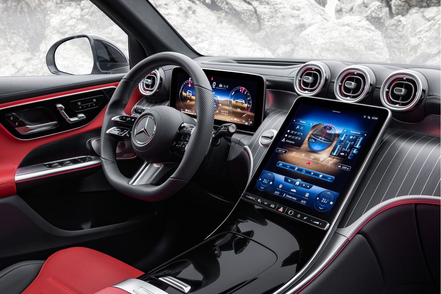 Mercedes-Benz GLC steering wheel and two infotainments systems.