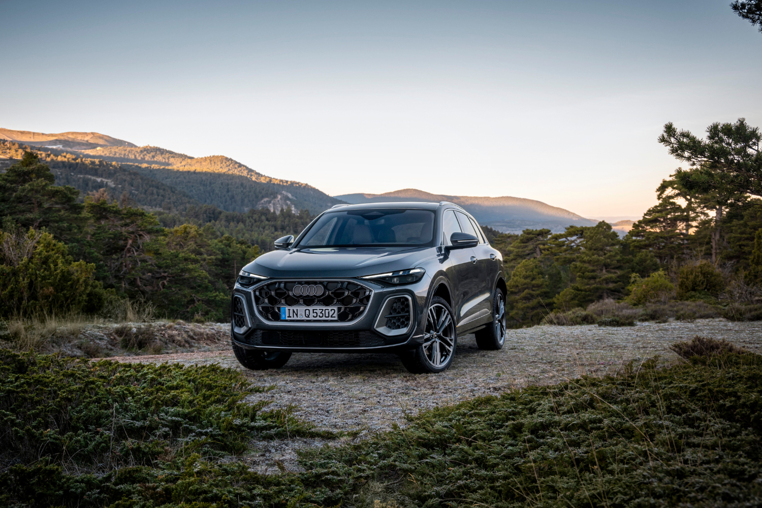 The newly updated 2024 Audi Q5 in Daytona grey perl effect.