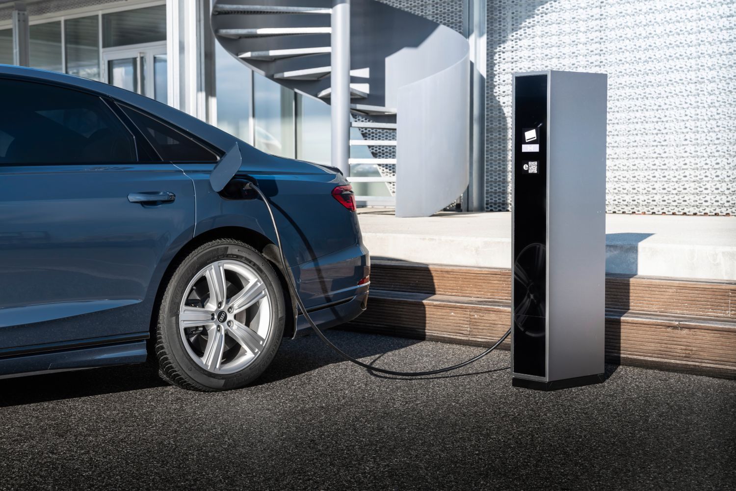 New Audi A8 TFSI e in blue, image of vehicle charging
