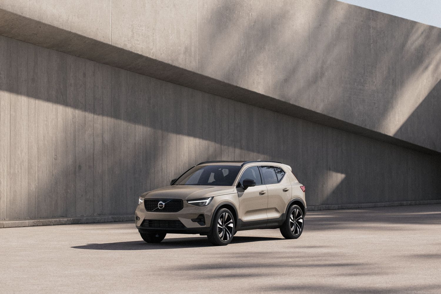 The Volvo XC40, available at Agnew Volvo Belfast. Close-up of the front of the model.