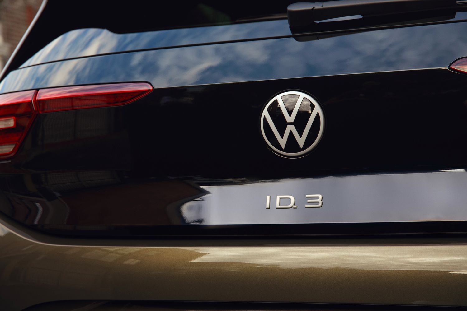 Rear view of the new Volkswagen ID.3 in black, close-up of the Volkswagen and ID.3 badges