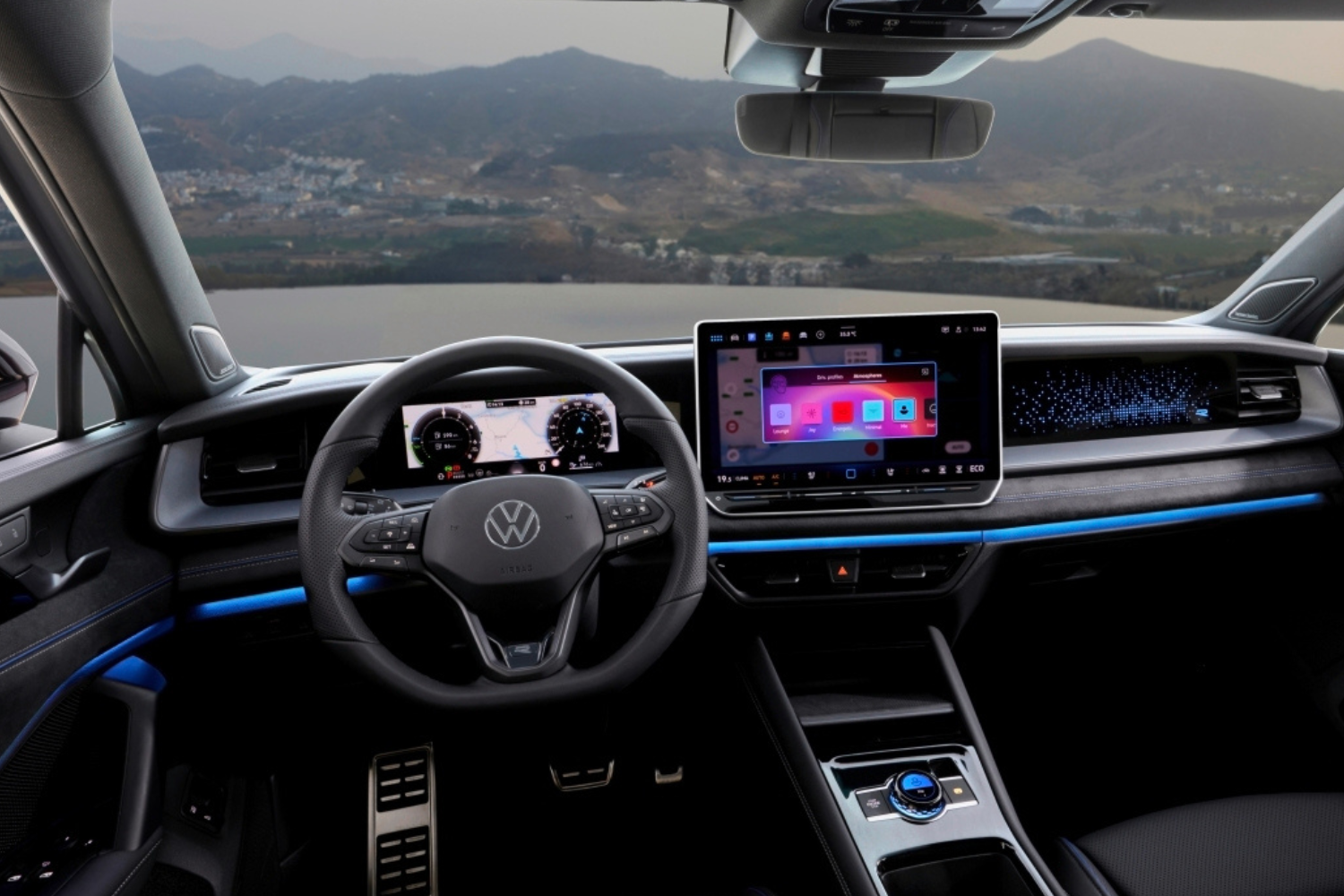 Close up of the new Tayron's 32.7 cm (12.9 inch) touchscreen, the smart Digital Cockpit Pro and black steering wheel.