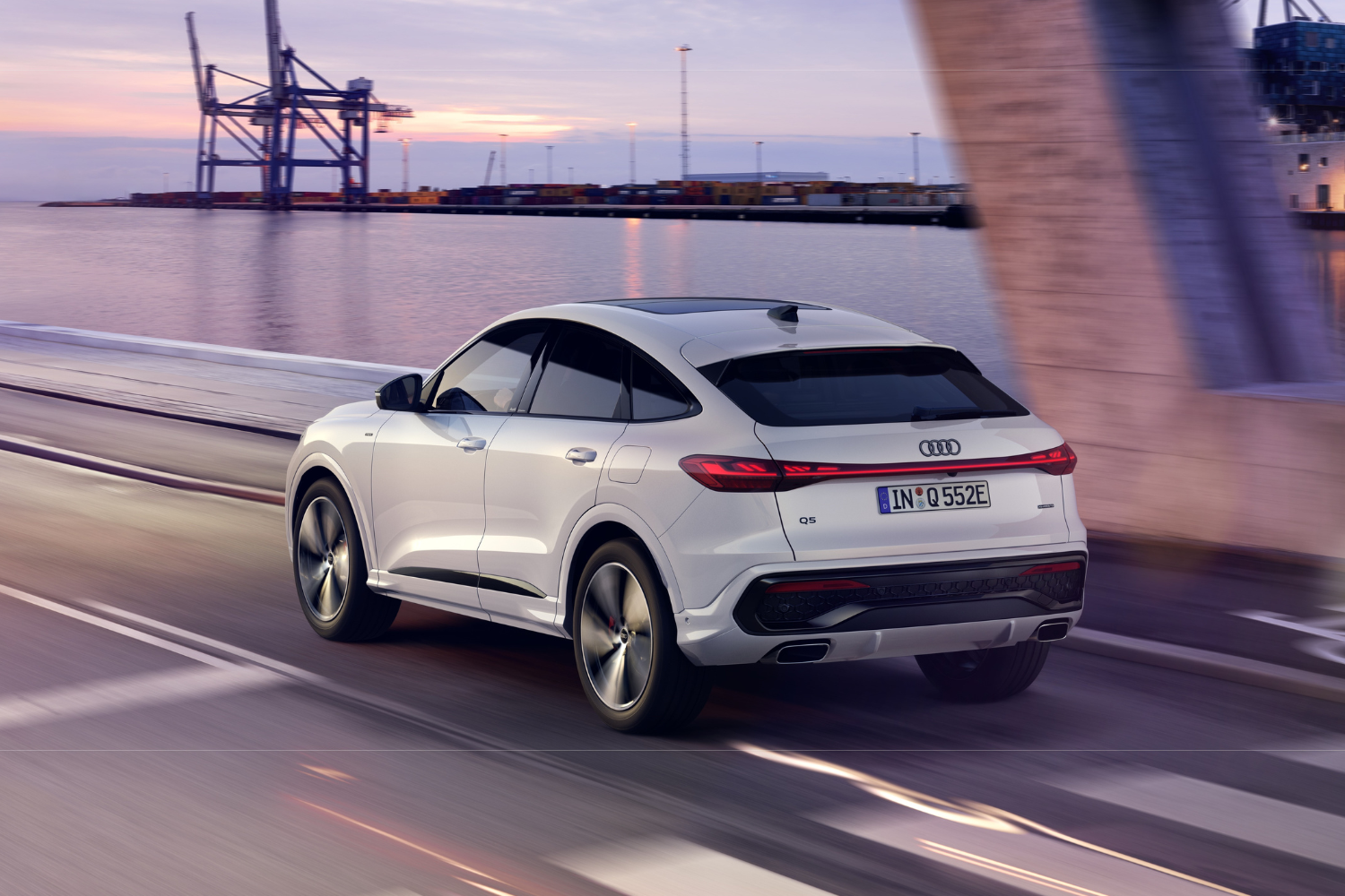 Rear view of the new Audi Q5 Sportback e-hybrid in Glacier white.