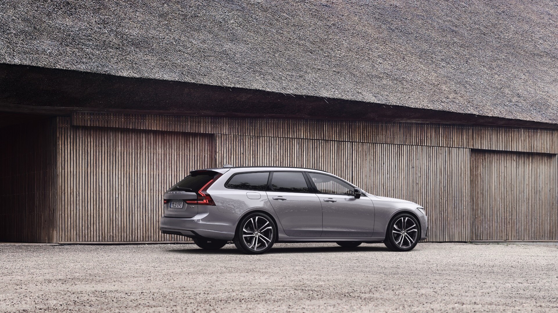 Side view of the Volvo V90.