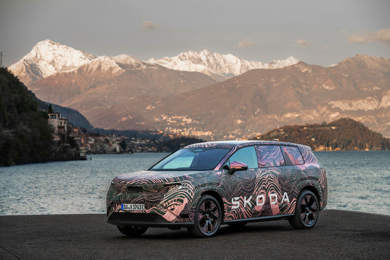 Side view of the Skoda Peaq, parked by lake.
