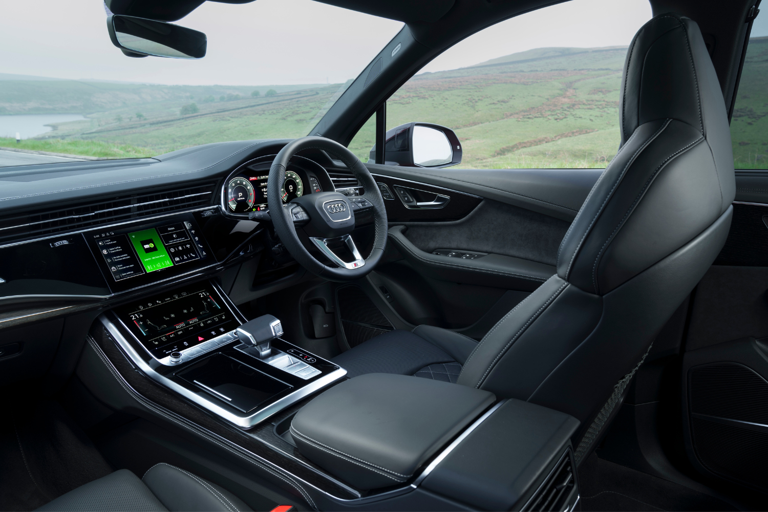 New Audi Q7 interior, image of front seats and central console