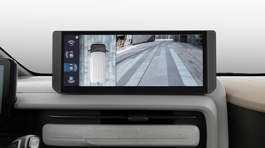 Dashboard screen in the Maxus eDeliver 5 showing the rear view camera and 360° parking assist system for easier manoeuvring.