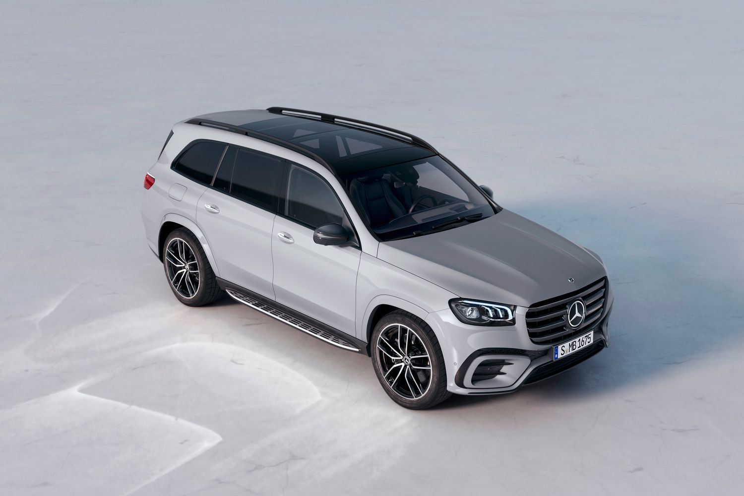 The side of a white Mercedes-Benz GLS with view of its panoramic sliding sunroof.