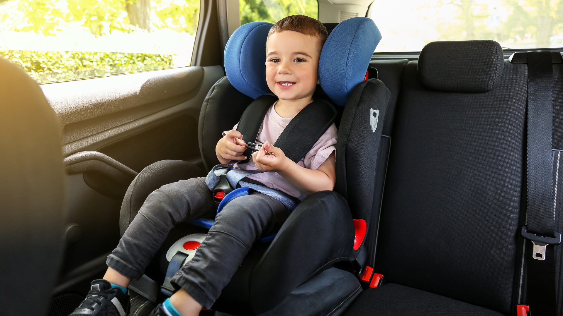 Anak di kursi mobil di belakang mobil