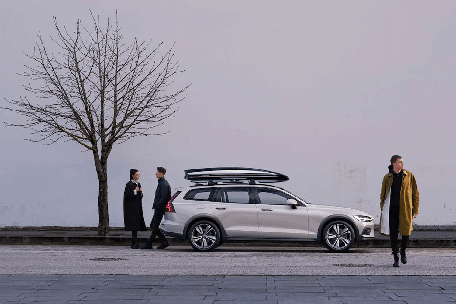 Volvo Travel Accessories Pack - Volvo with roofbox