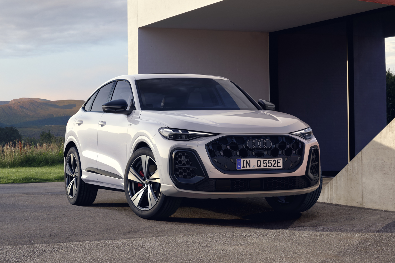 The new Audi Q5 Sportback e-hybrid in glacier white.