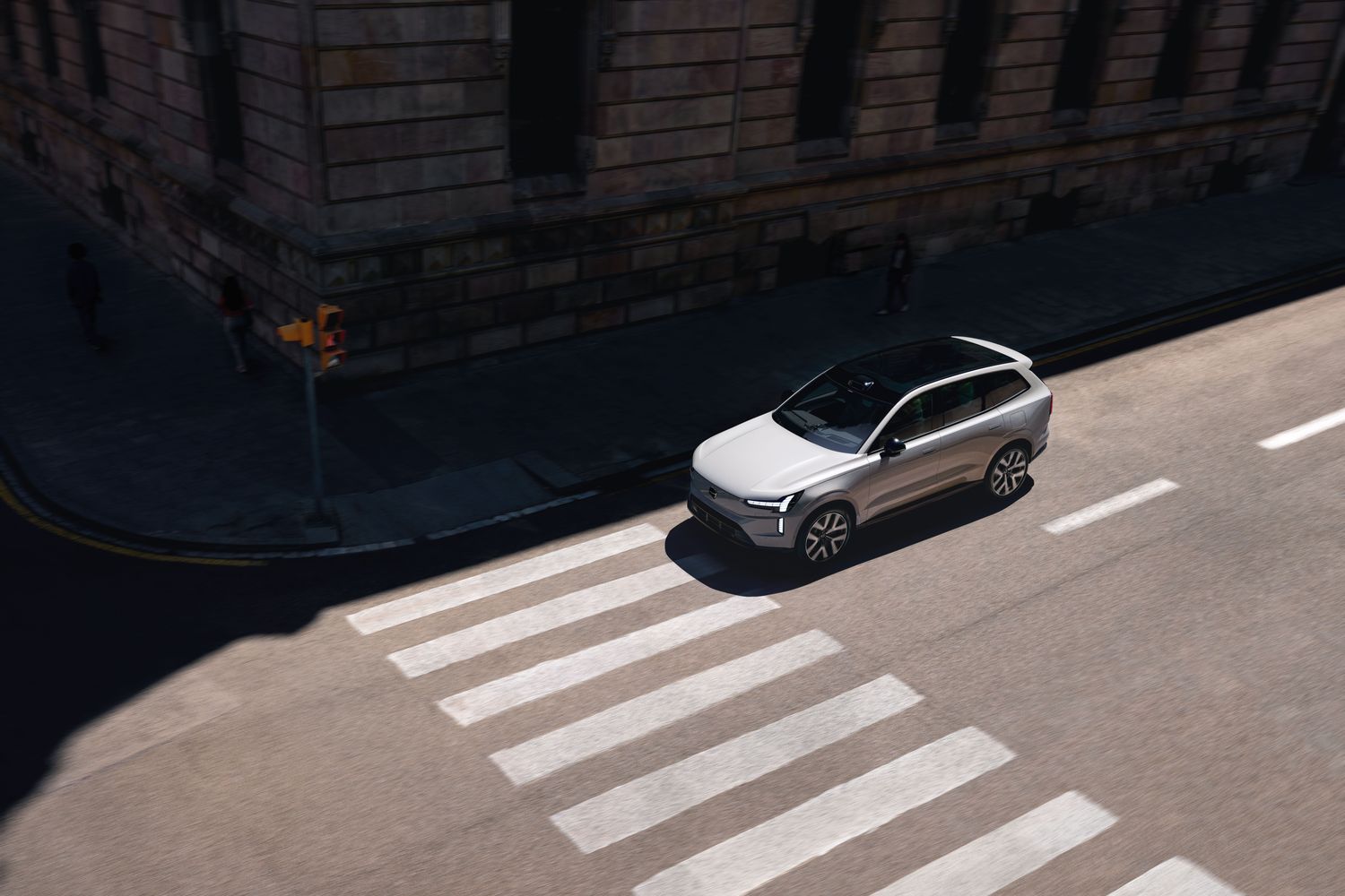 The Volvo EX90, driving around the streets of New York. Discover the ultimate blend of comfort and safety.