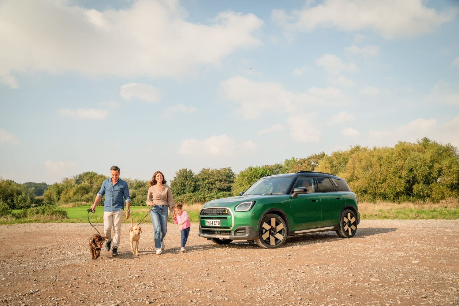Family leave MINI Countryman for family walk with pets