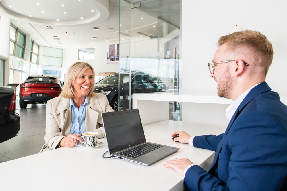Volvo discuss the right car with customer