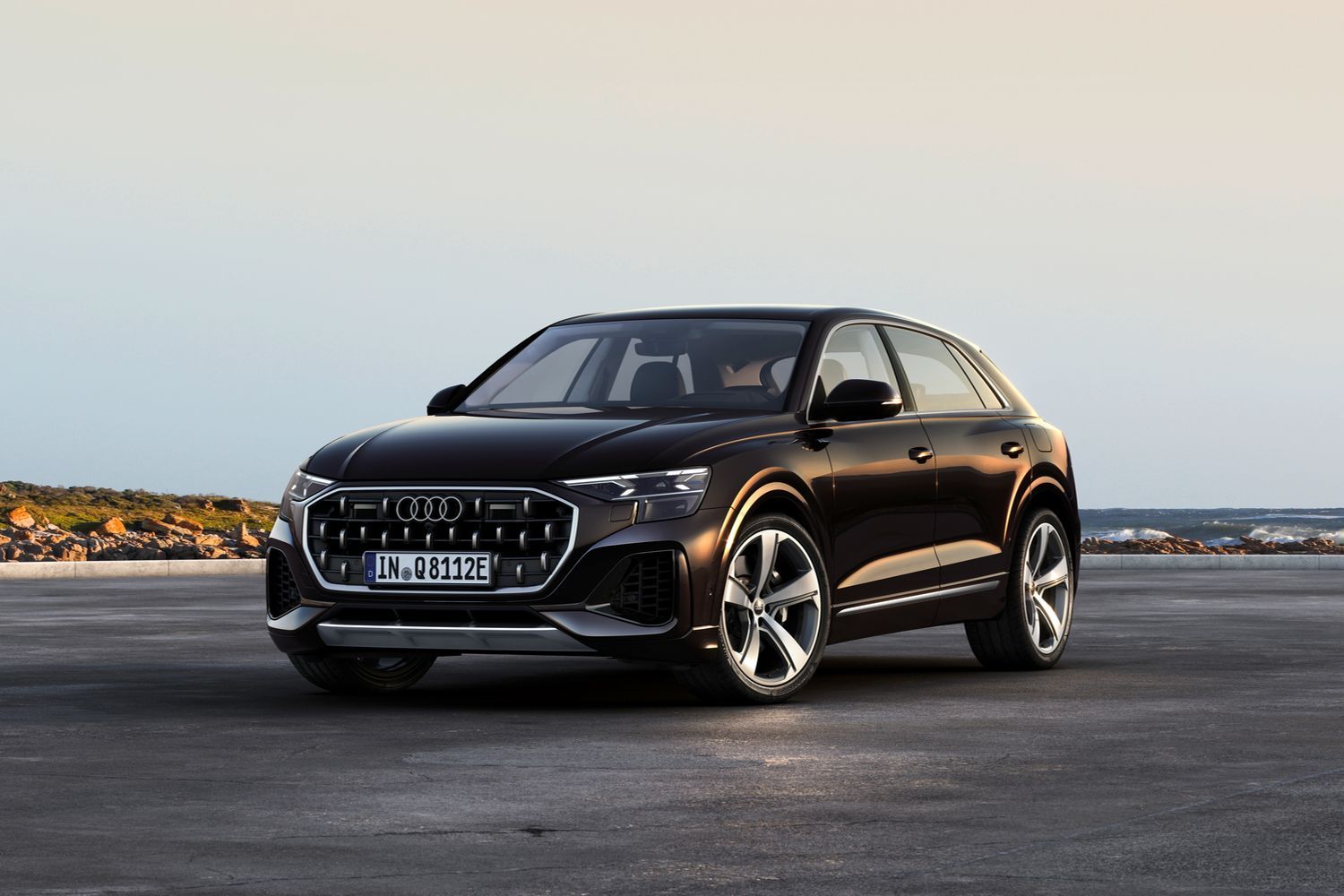 Front view of the Audi Q8 TFSI E.