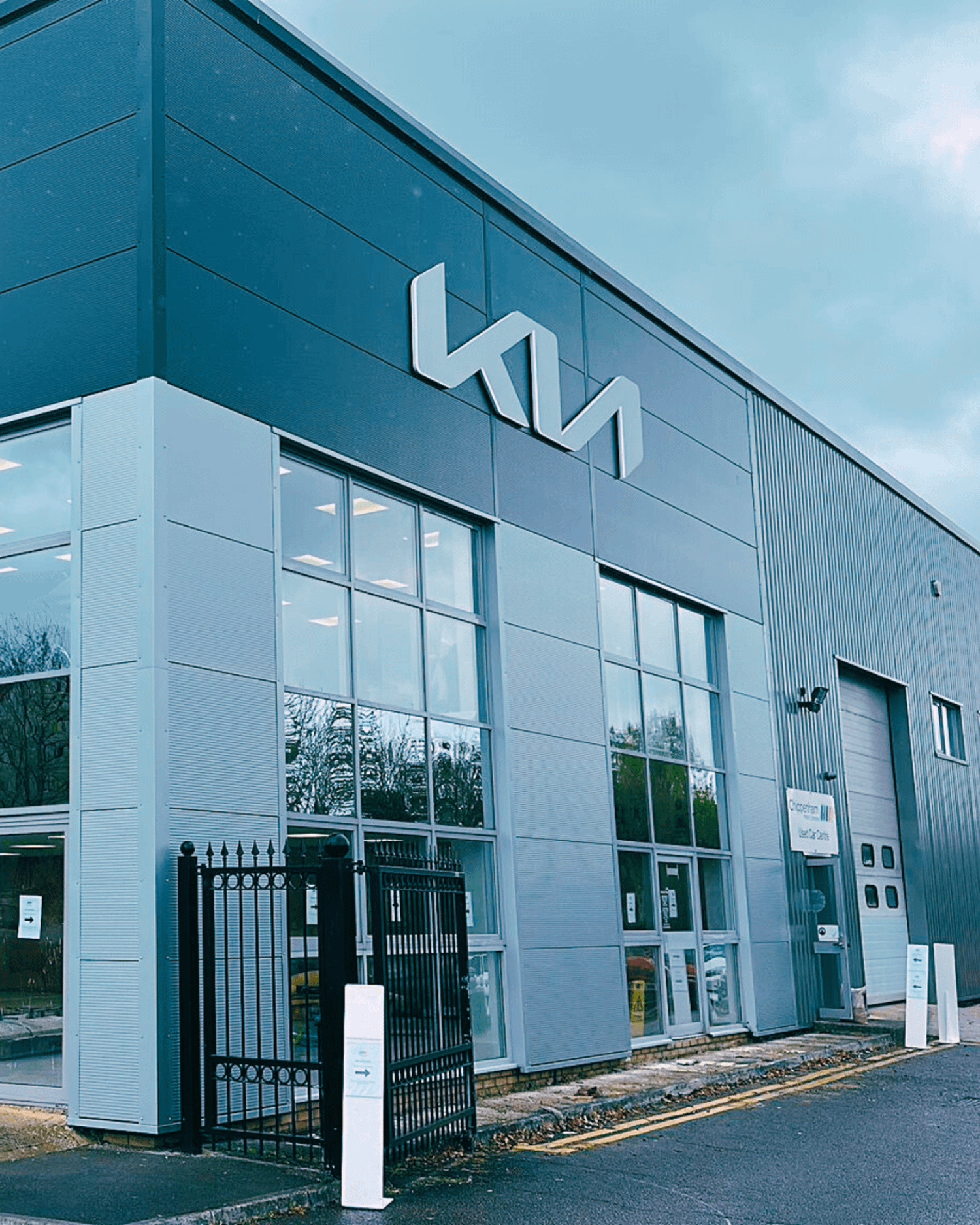 New Kia signs on the Chippenham Motor Company building