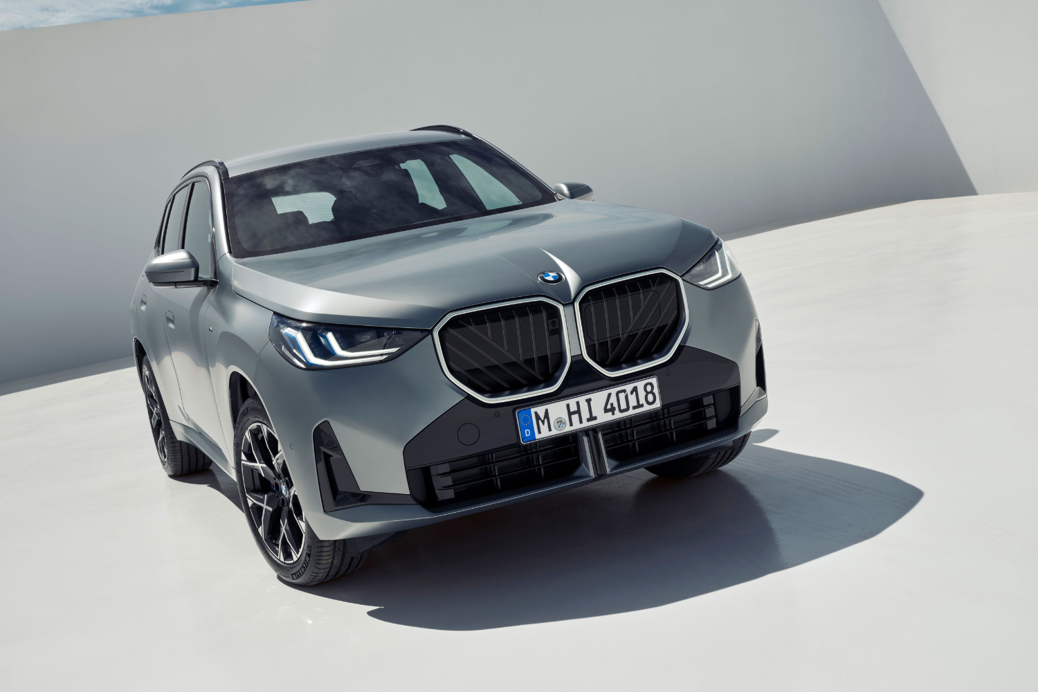 Front view of the latest BMW X3 (plug-in hybrid version)
