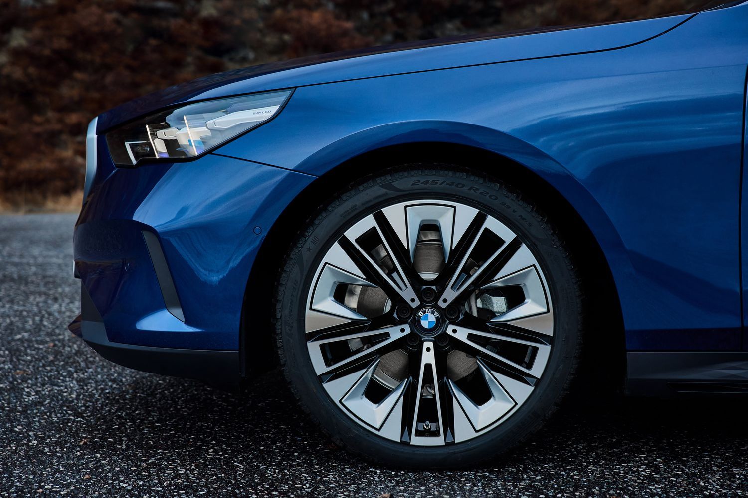 Side view of the new BMW 5-Series Touring in blue, close-up of alloy wheels