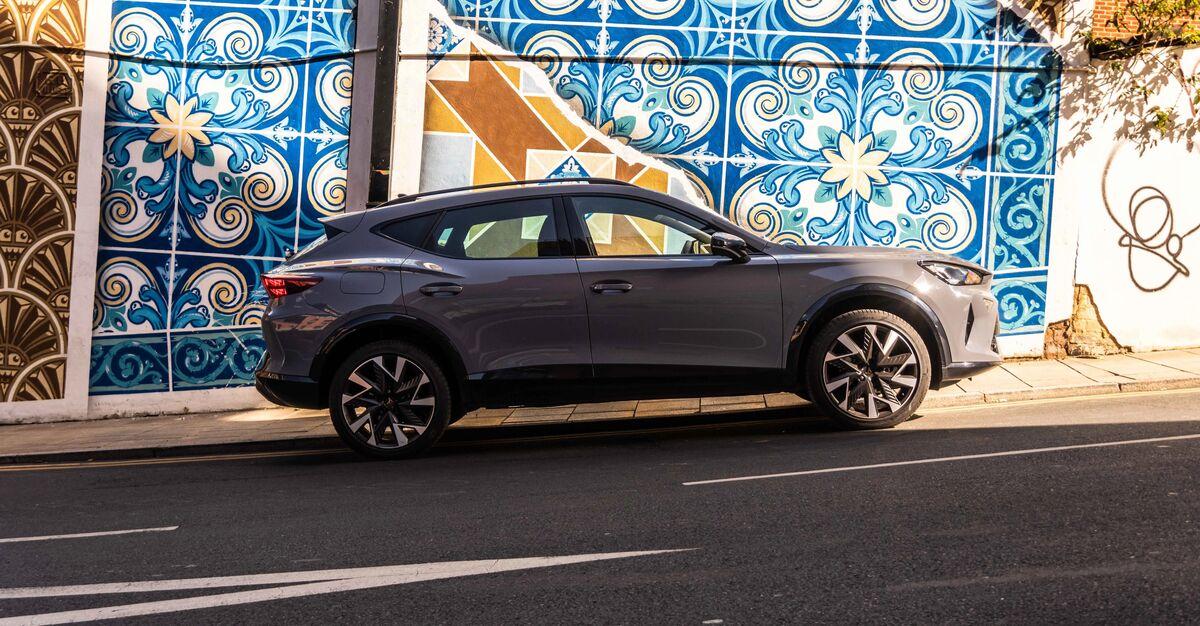 Cupra Formentor di taman sudut samping di sebelah dinding yang dicat