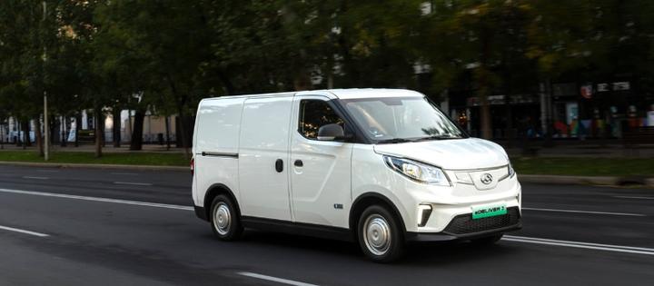 White maxus eDeliver 3 on the road