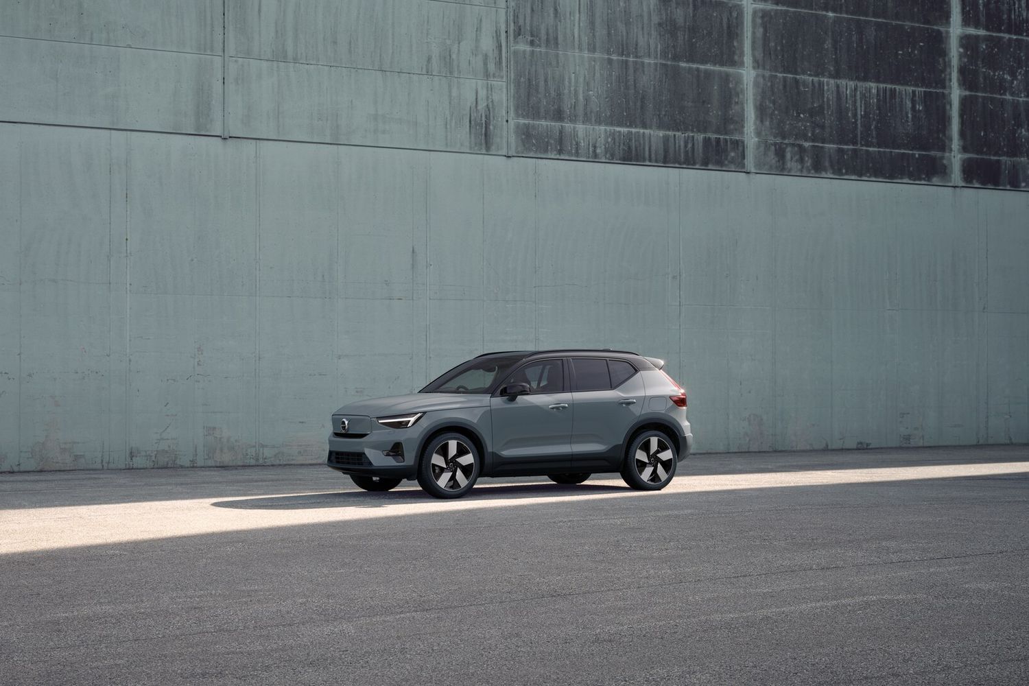 Side view of the Volvo EX40