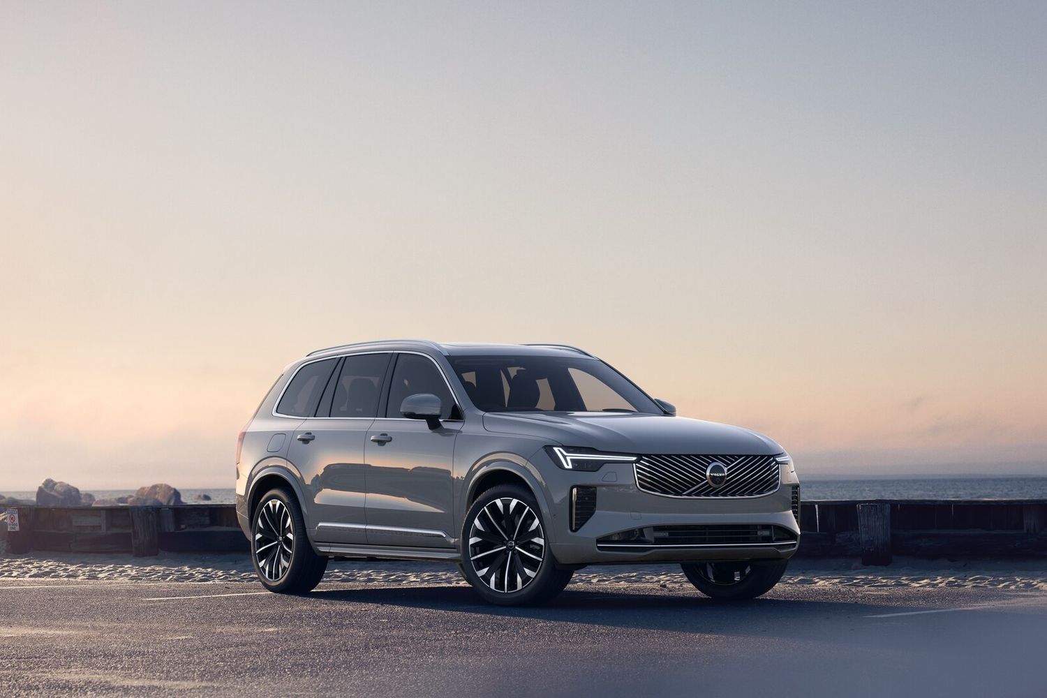 The Volvo XC90, a 7-seater mild hybrid SUV. Close-up on the front of the vehicle.