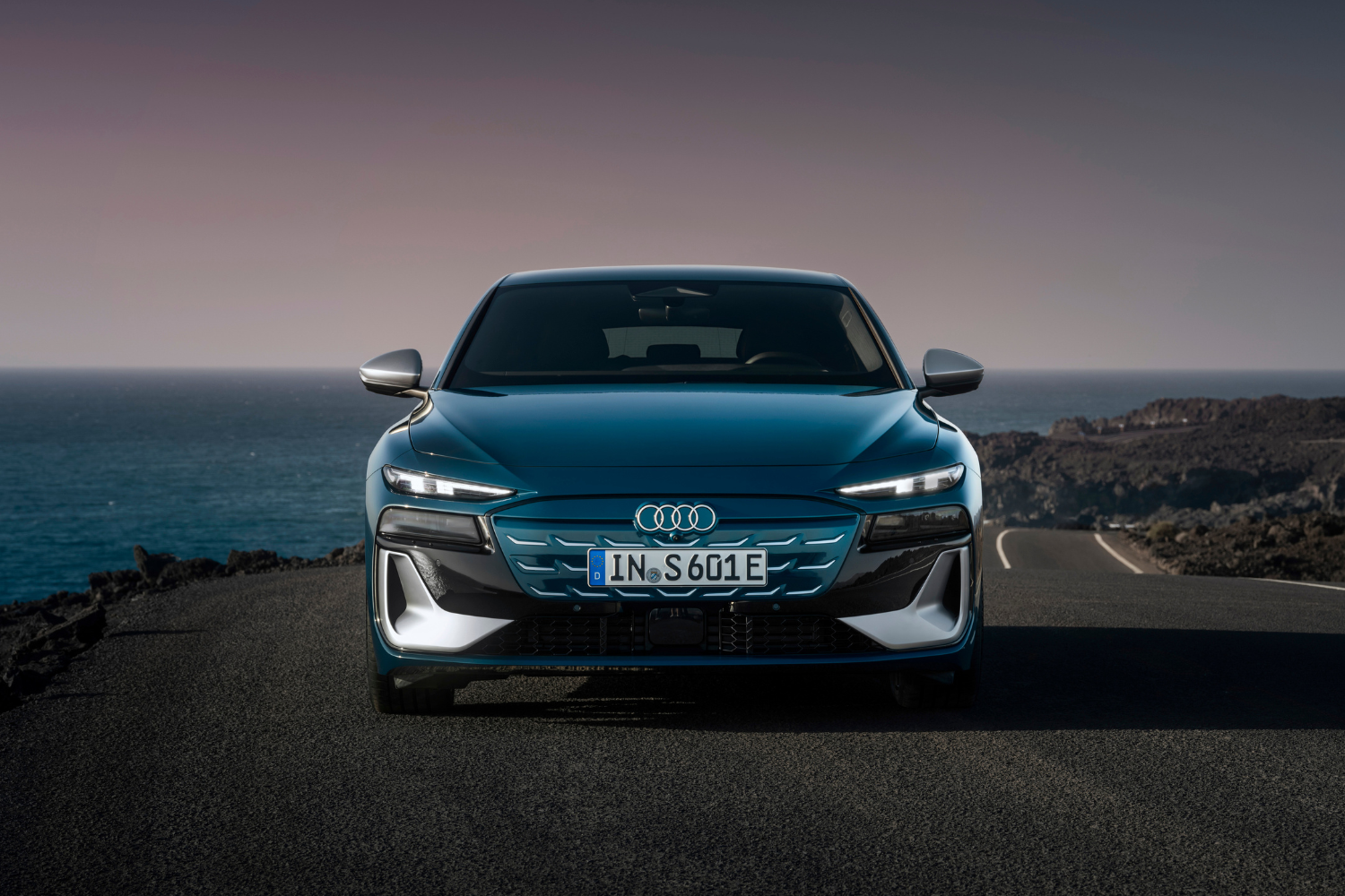 Front view of the new Audi S6 Sportback e-tron in Malpelo blue metallic.