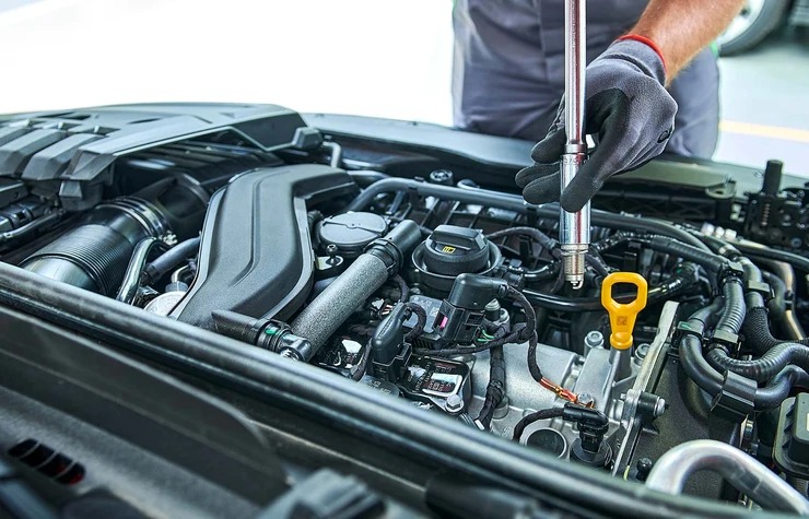 Technician fixing Skoda car