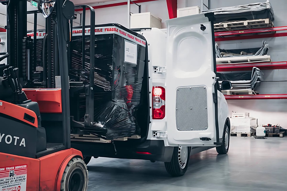 forklift placing load in the macus eDeliver 3