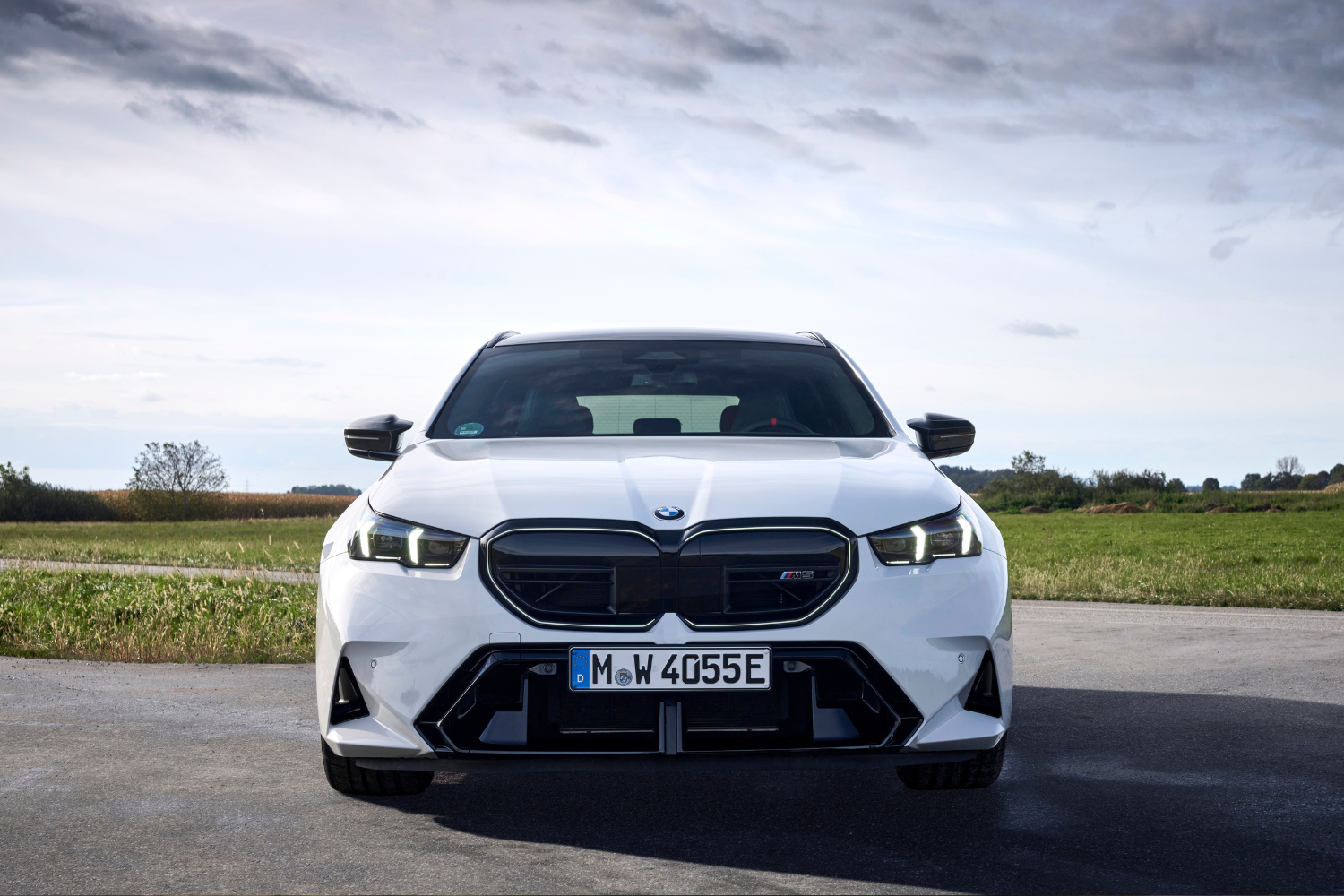 Front view of the new BMW M5 Touring.