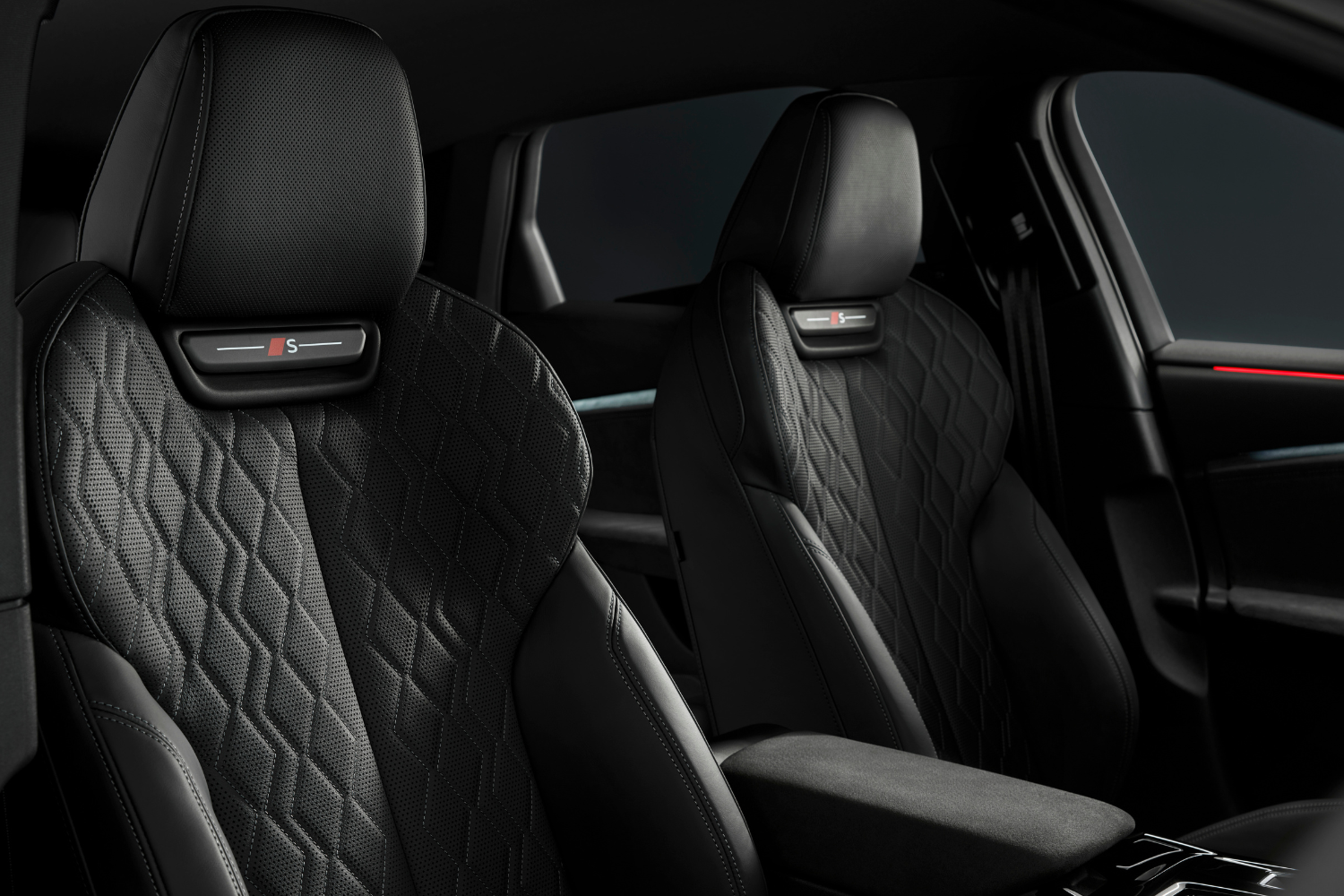 The black interior seats of the new Audi S6 Sportback e-tron.