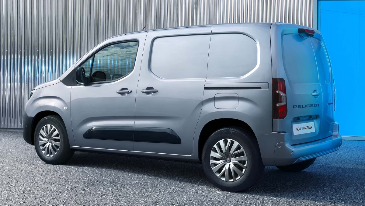 side view of Peugeot Partner