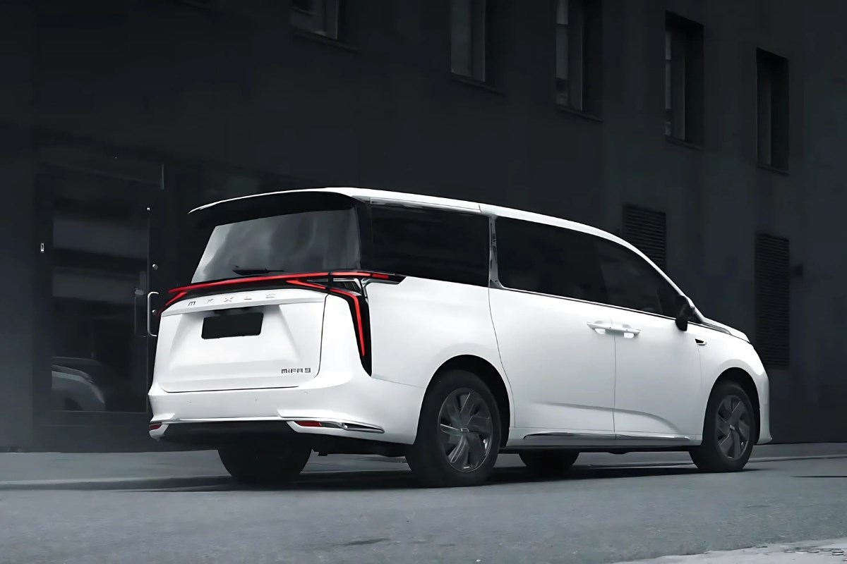 white Maxus Mifa 9